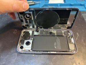 iPhone14を分解してバッテリー交換を行っている様子