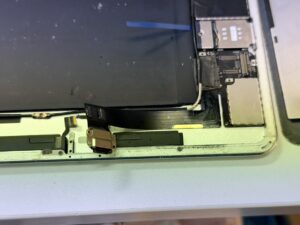 スマホスピタル横浜関内店で行っているiPad Air 2の画面分解と充電口パーツ交換の様子
