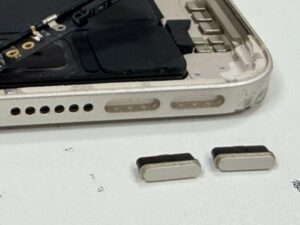 スマホスピタル横浜関内店で行っているiPad mini 6のボタン分解とフレーム研磨・清掃作業の様子
