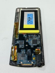 スマホスピタル横浜関内店で行っているWALKMAN NW-A855の分解とハンダ付け作業の様子