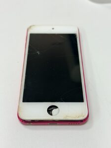 バッテリー膨張により画面が押し上げられて浮いてしまっているiPod touch 6の修理前写真