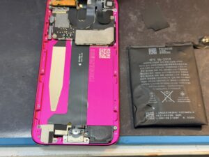 スマホスピタル横浜関内店で行っているiPod touch 6の分解と膨張バッテリー取り外し作業の様子