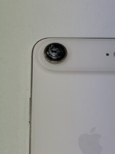 カメラレンズが割れてしまっているiPhone Airの修理前写真