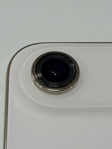スマホスピタル横浜関内店で行っているiPhone Airの割れたカメラレンズ除去作業の様子