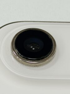 新しいカメラレンズがはめ込まれ綺麗に修復されたiPhone Airの修理後写真