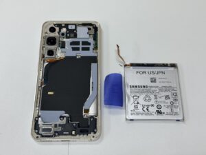 スマホスピタル横浜関内店で行っているGalaxy S23の分解とバッテリー交換作業の様子