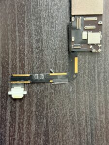 充電ケーブルを挿しても反応せず充電できない状態のiPad 第6世代の修理前写真