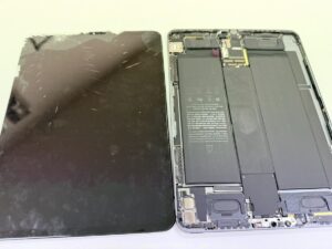 スマホスピタル横浜関内店で行っているiPad Pro 11インチの分解と新品画面パーツ交換作業の様子