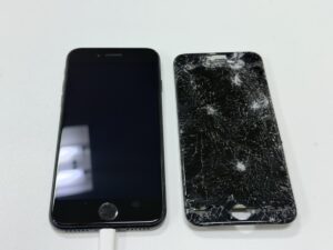 新しいフロントパネルへ交換され新品同様の綺麗な状態に復旧したiPhone SE3の修理後写真