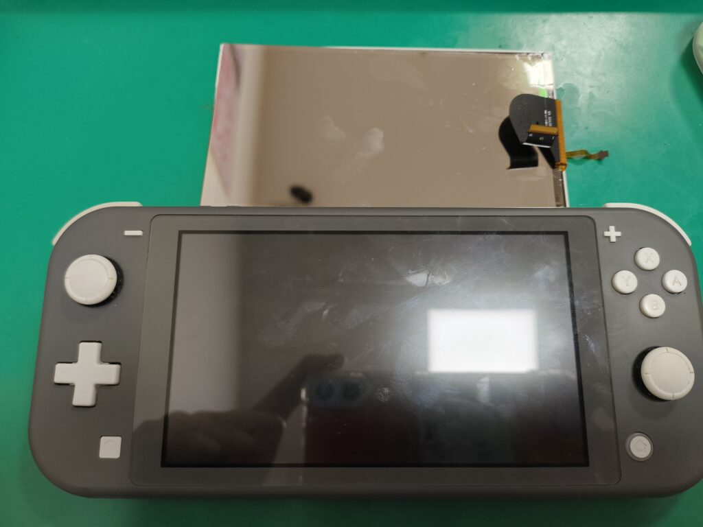 Nintendo Switch Lite】画面に乱れが！液晶交換で元通り！ | スマ