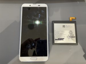 バッテリー膨張 画面が浮いたaquos Sense2のバッテリー交換修理しました