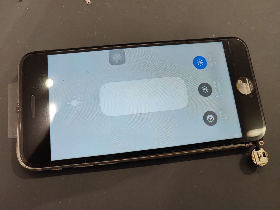 格安修理ではないのでTrueToneは無くなりません！iPhone SE画面