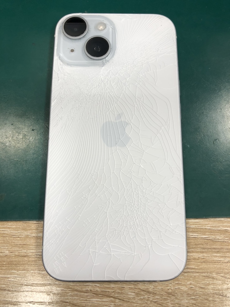 iPhone15】割れてしまったiPhoneのバックパネルも交換できます