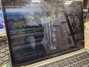 MacBook Air M1 液晶故障 修理前
