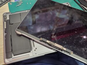 MacBook Air M1 分解状態 液晶交換