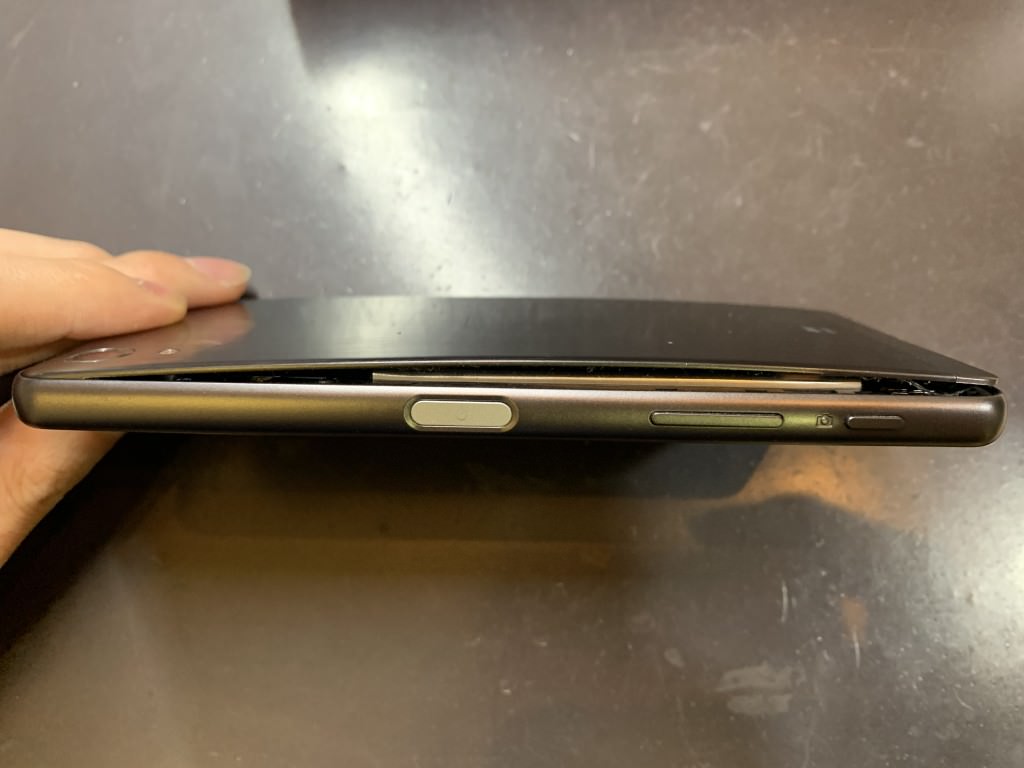 名古屋駅で修理 バッテリーが膨張して背面が剥がれたxperia X Performance スマホスピタル名古屋駅前