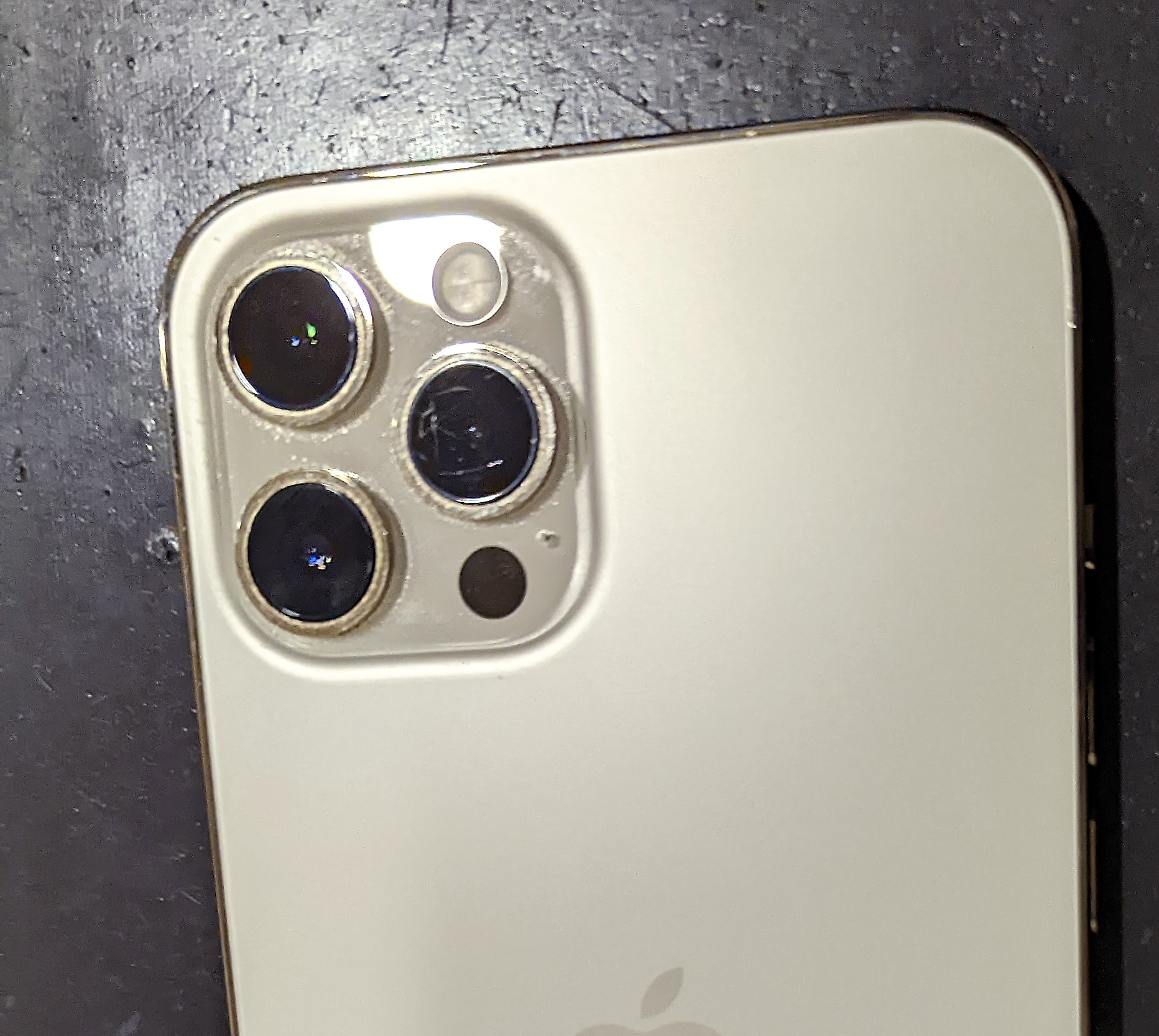 iPhone12 Pro Maxのカメラ割れ修理