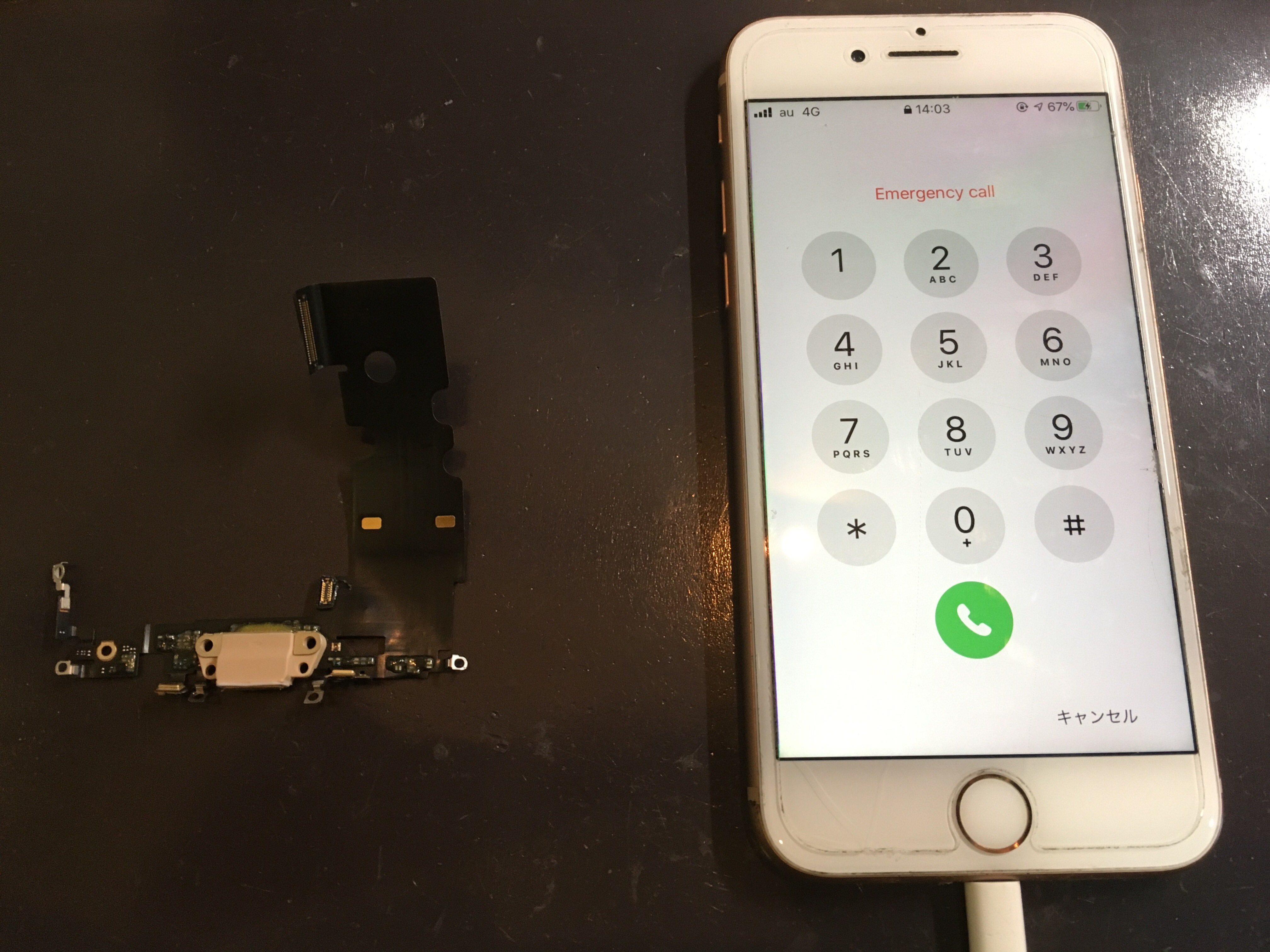 充電ケーブルを挿しても一瞬しか反応しない Iphone8のドックコネクタ修理です スマホスピタル名古屋栄