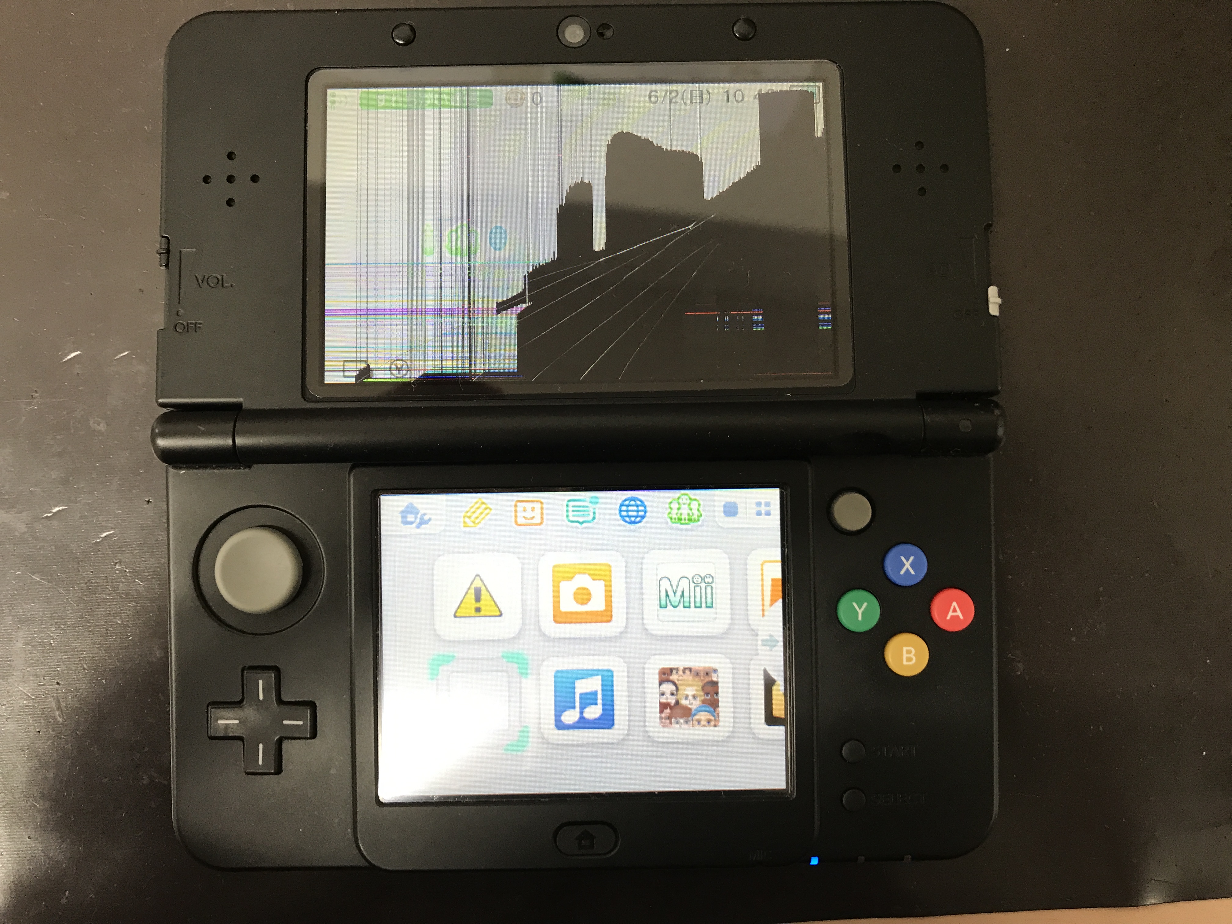 New3dsの上液晶が割れてしまい黒い液体が滲んできたため上液晶交換修理 スマホスピタル名古屋金山