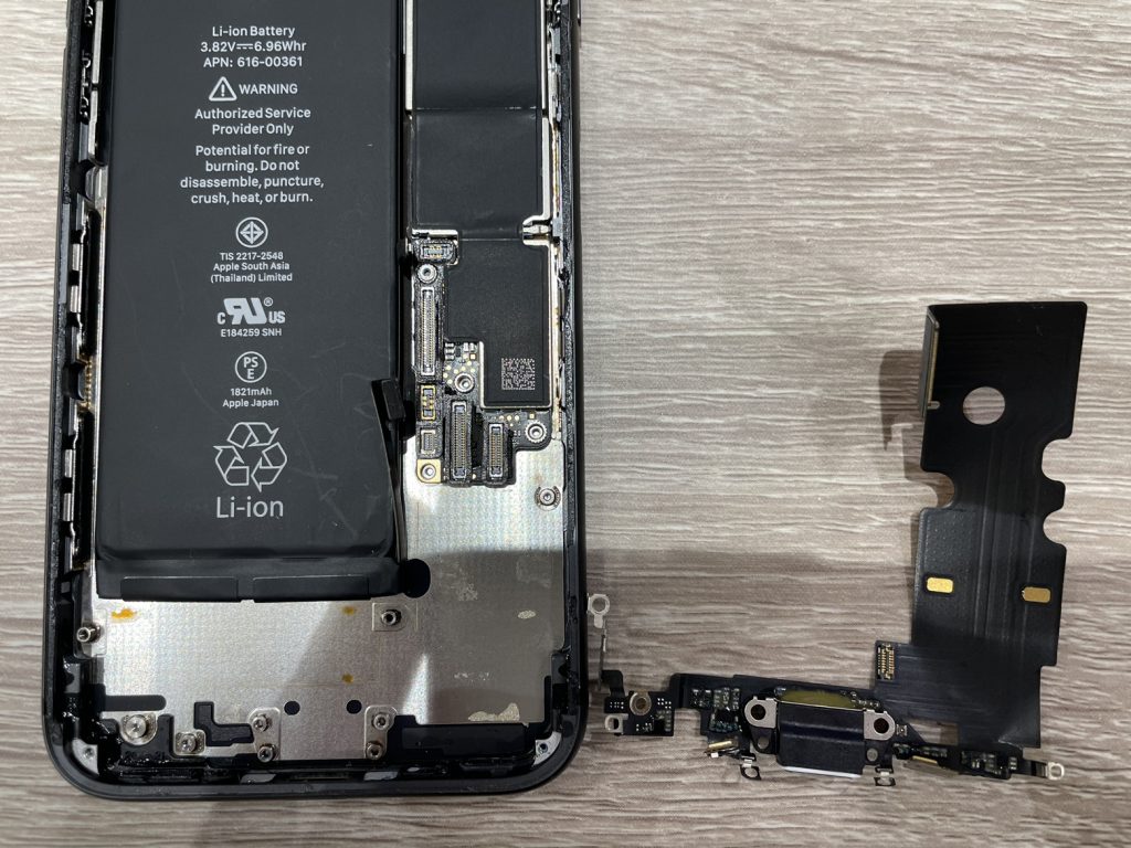 充電ができないiPhone修理　充電口パーツ交換　スマホスピタル