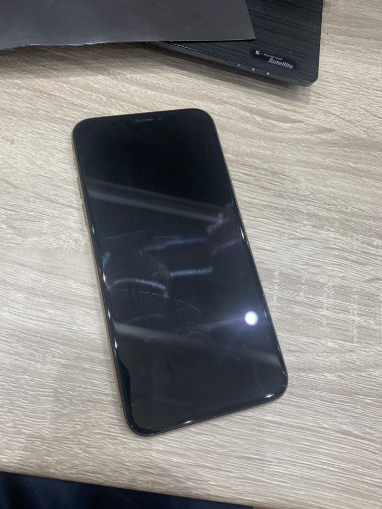 iPhoneXSの画面傷　修理前の状態　スマホスピタル