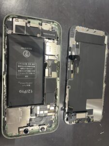 iPhone 12 バッテリー交換修理　修理中