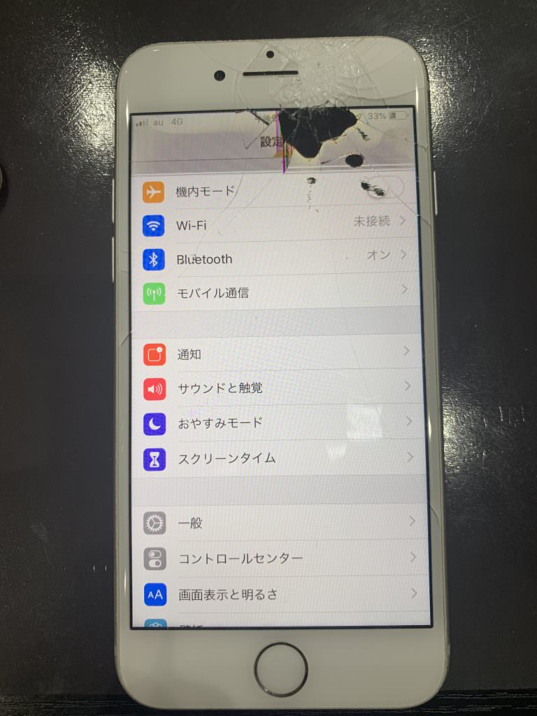 iPhone7画面上部の割れと液晶漏れ