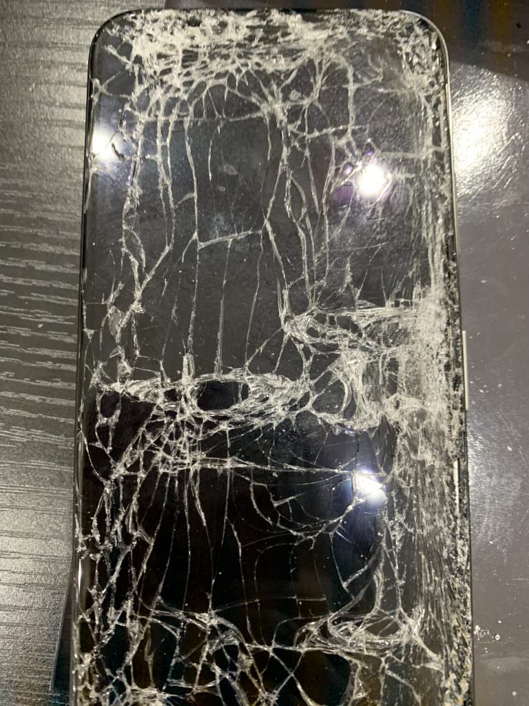 iPhoneXs 画面 バキバキ 割れ