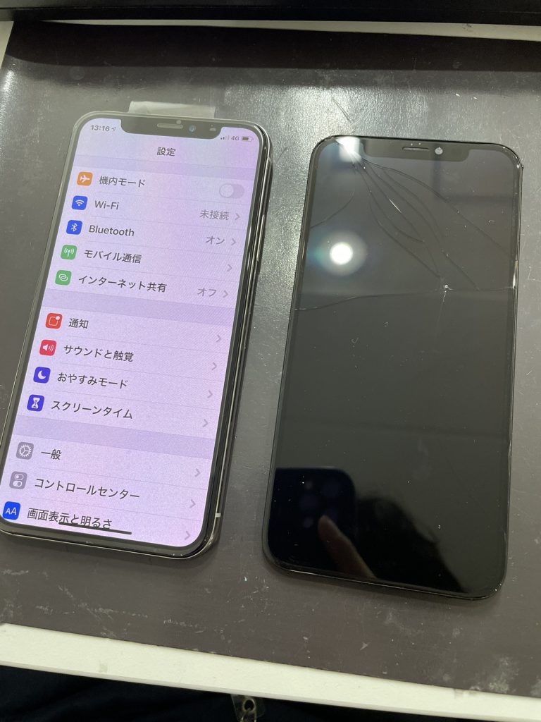 修理後の上部が割れたiPhoneX