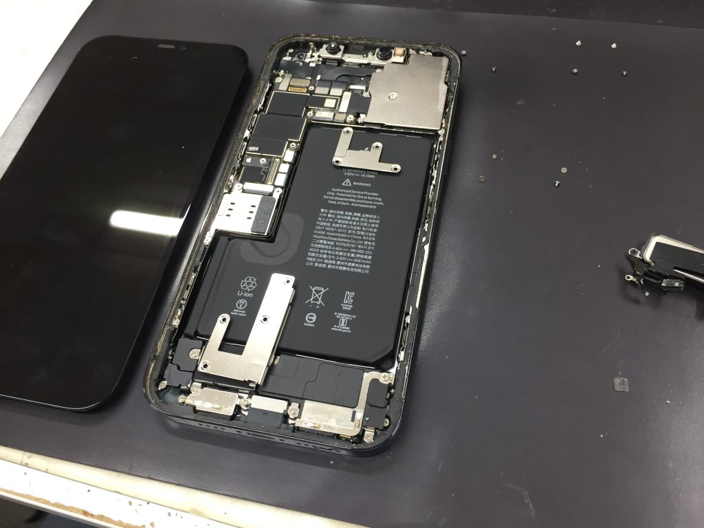 iPhone12pro Max 　画面交換　修理中