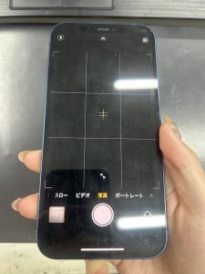 iPhone12　フロントカメラ前