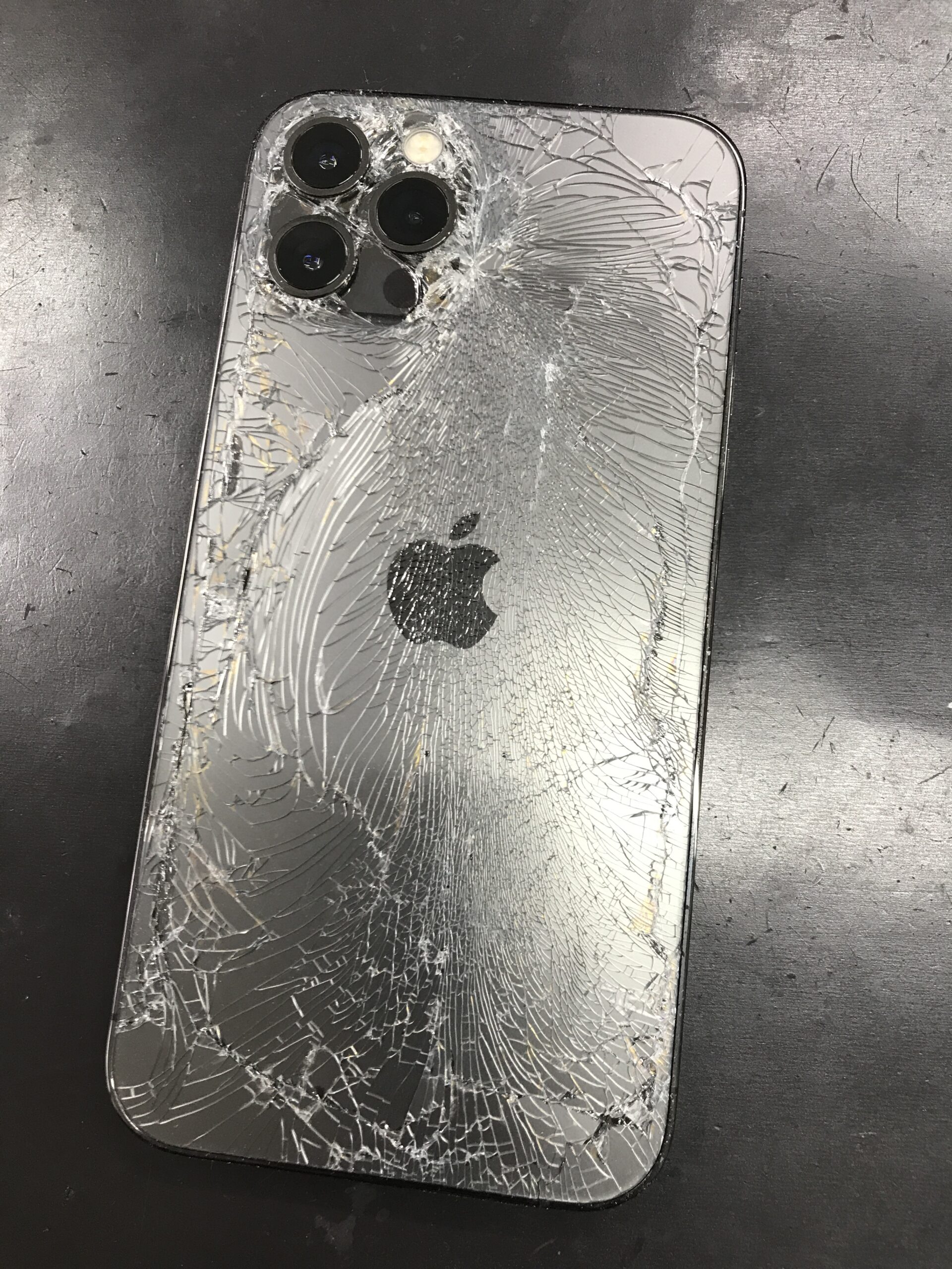 iPhone12Pro】背面ガラスがバキバキに割れてしまった…背面修理も対応し