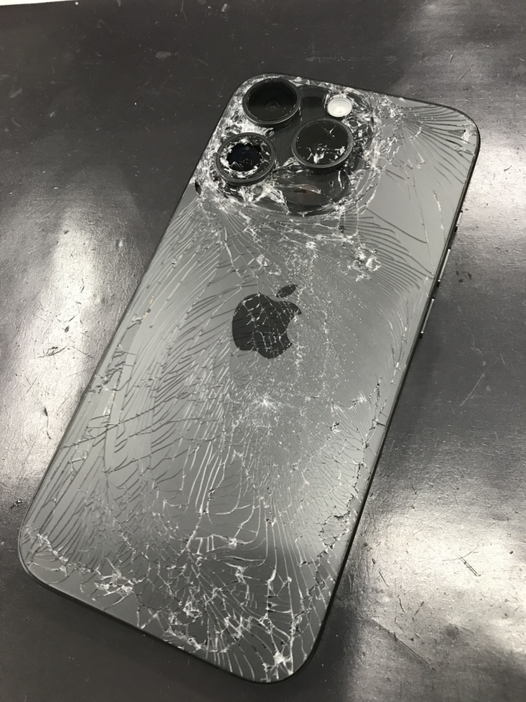 スマホの背面割れについてですこの画像は拾い画です今