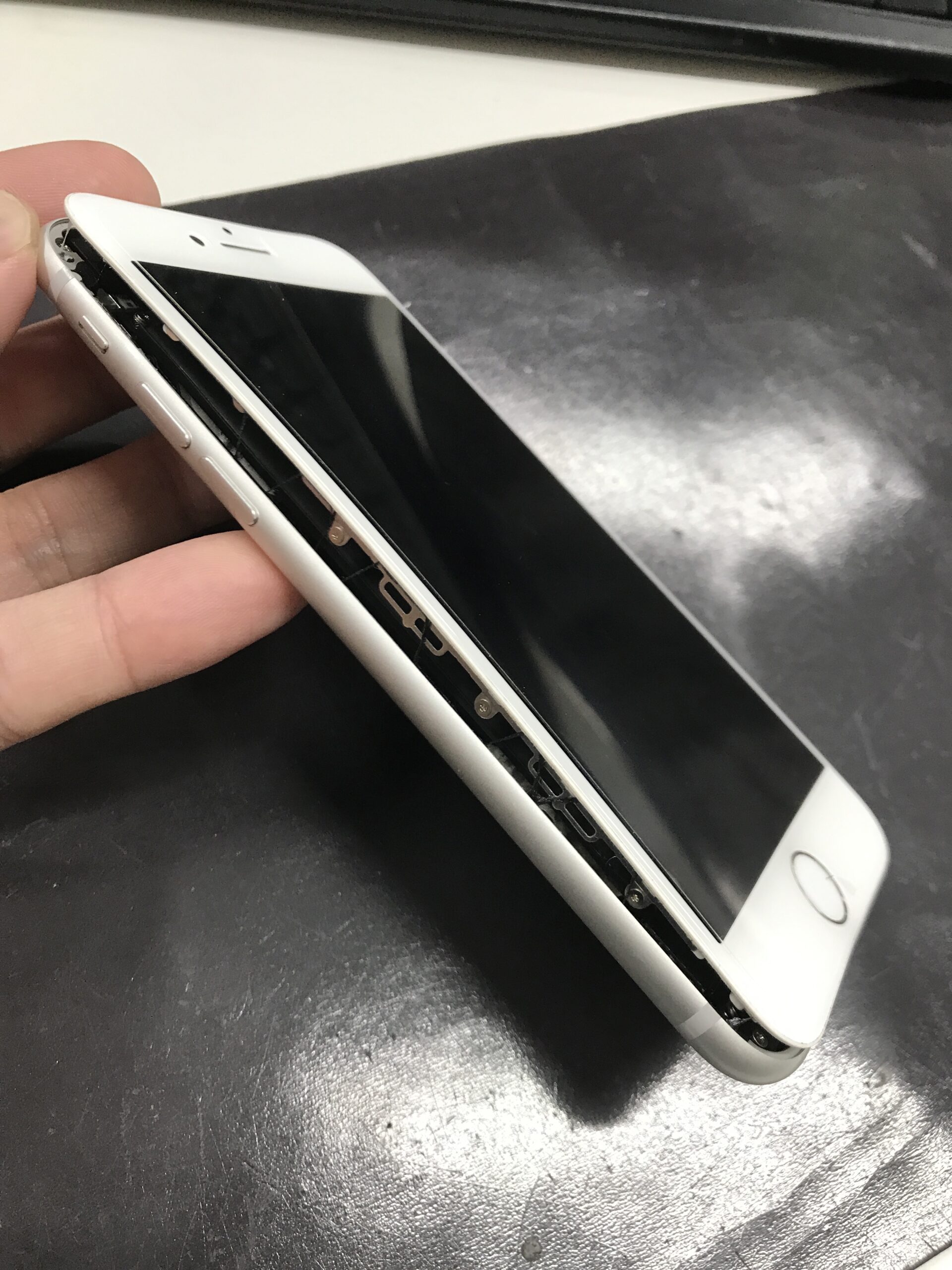 iPhone8】長年愛用しているiPhone8が突然画面が浮き上がってきた