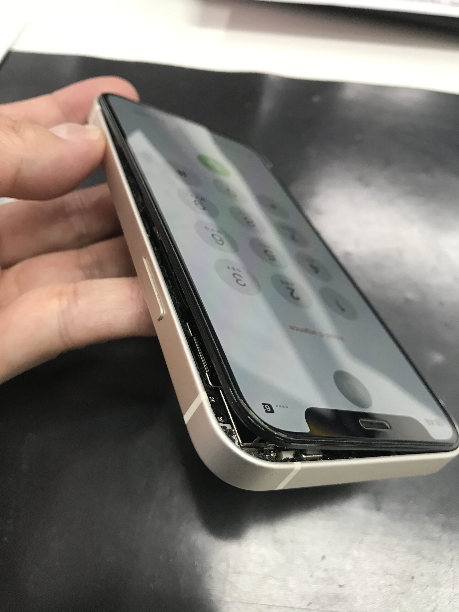 iPhone12mini】気が付いたら画面が本体から浮き上がってきた…その原因
