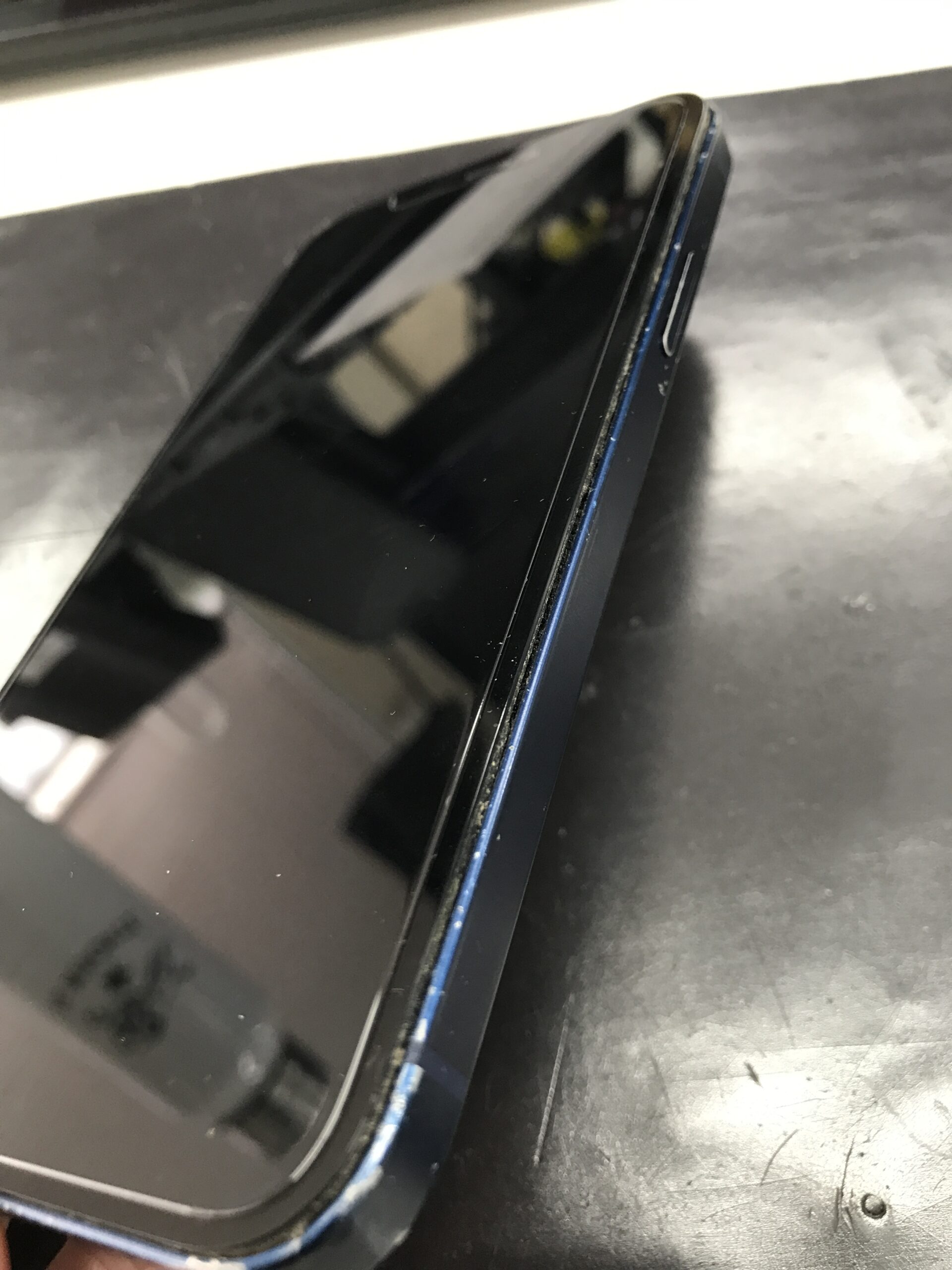 iPhone12】気が付いたらある日画面が本体から浮き上がってきた