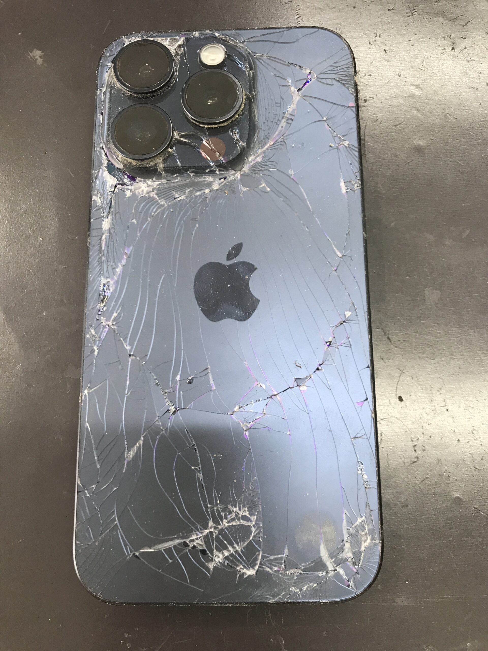 iPhone15 128GB バッテリー100% 背面ガラス割れあり iPhone15 128GB バッテリー100% 背面ガラス割れありの通販 by