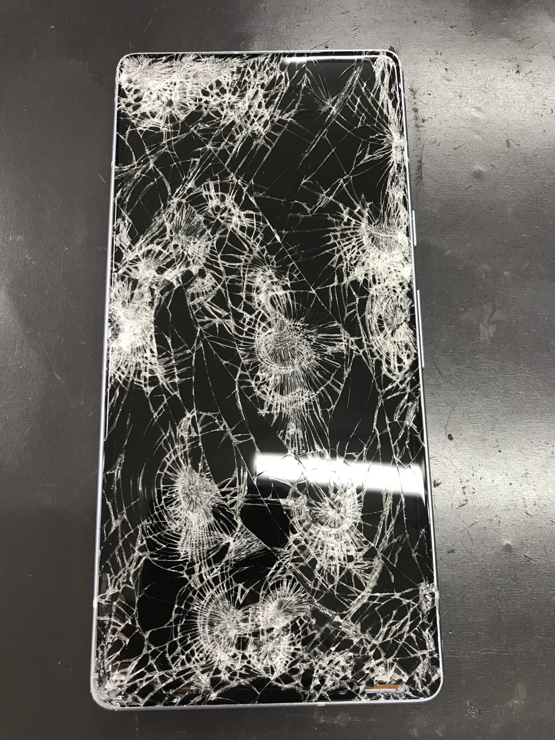 【Pixel7a】画面が粉々に割れてしまった…データはそのままで即日修理が可能ですよ！ | スマホスピタル 大阪梅田店の修理速報