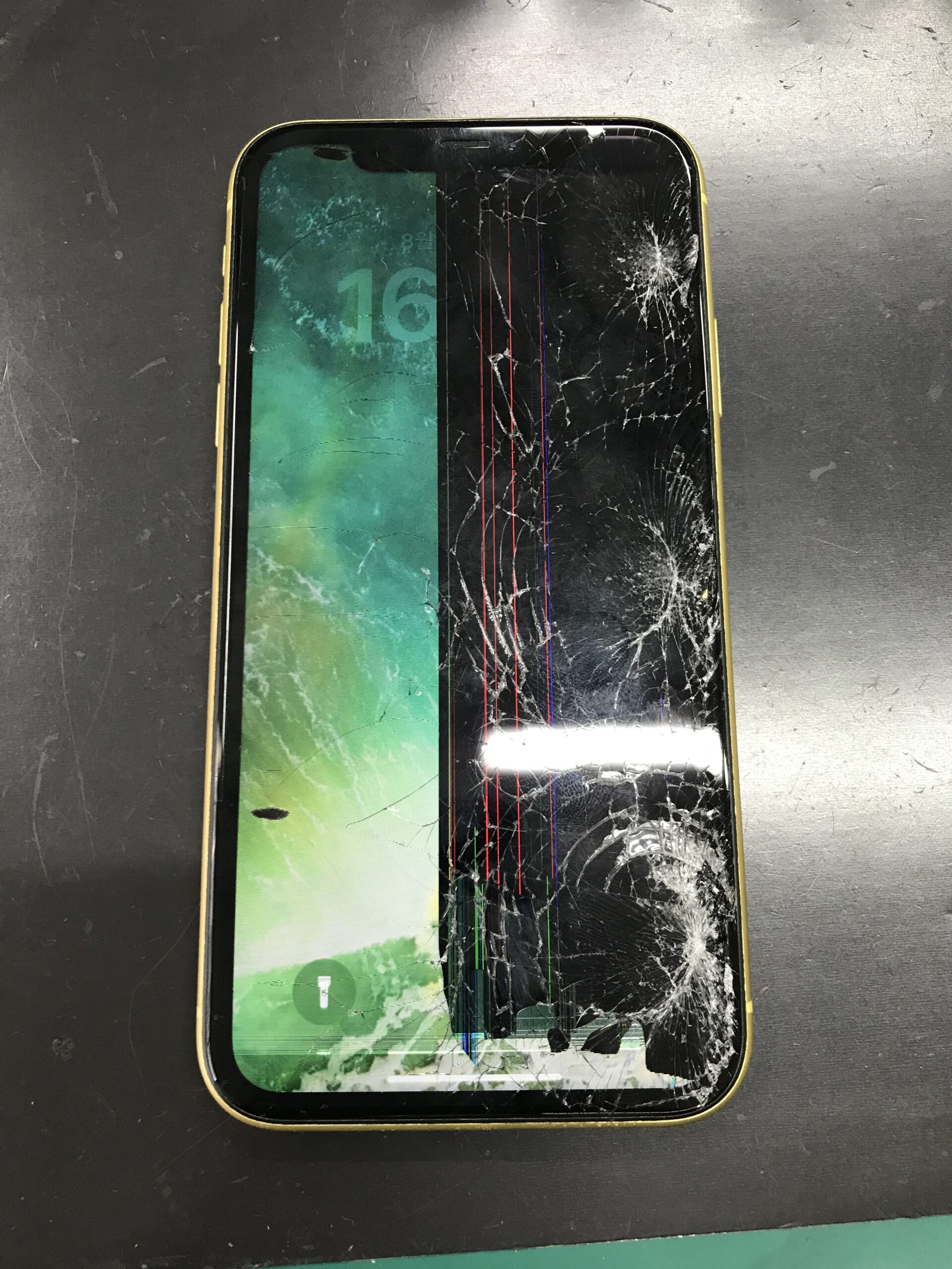 iPhone11】画面が割れてしまった上に液晶画面も半分真っ黒に