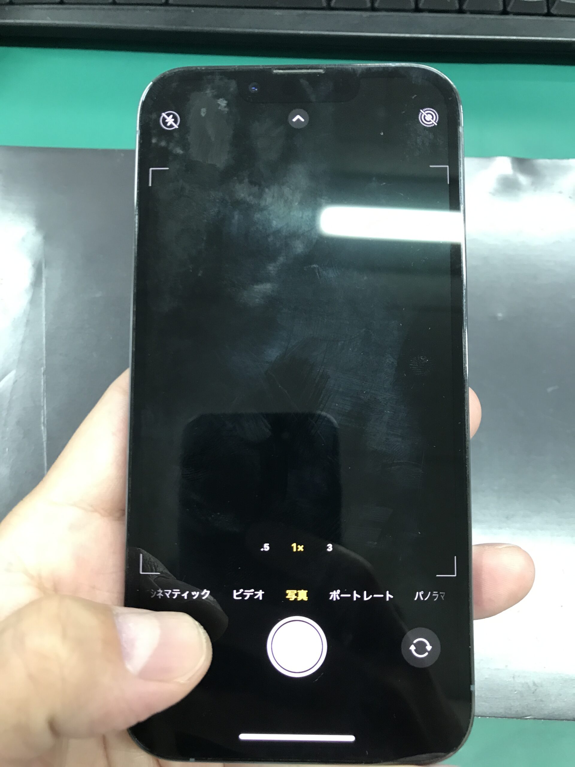 iPhone13Pro】カメラを起動させたら真っ暗で写真が撮影できない…外