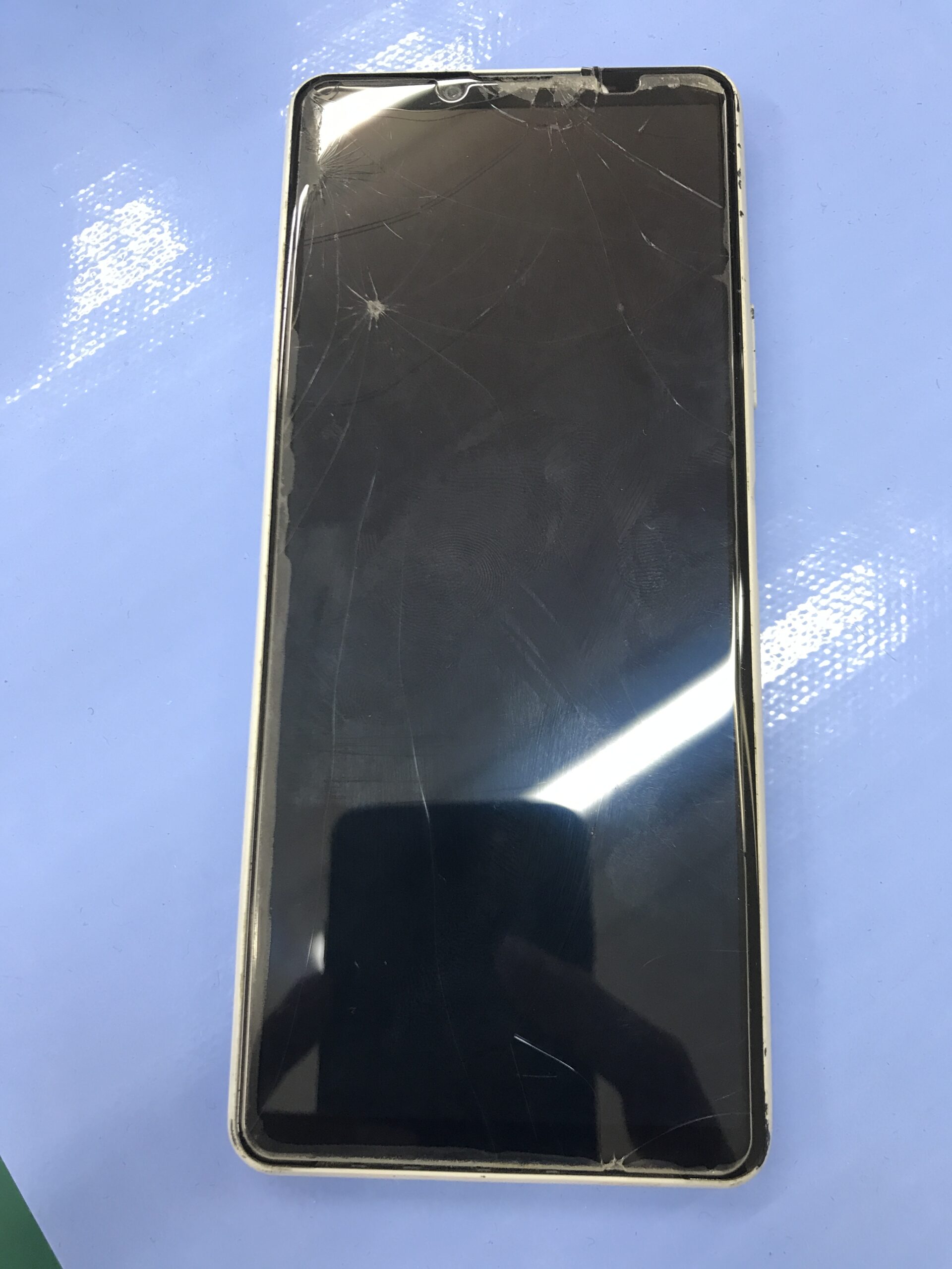 画面が割れてます。 pixel8画面交換修理【画面割れ修理】 - スマホ職人 市川店