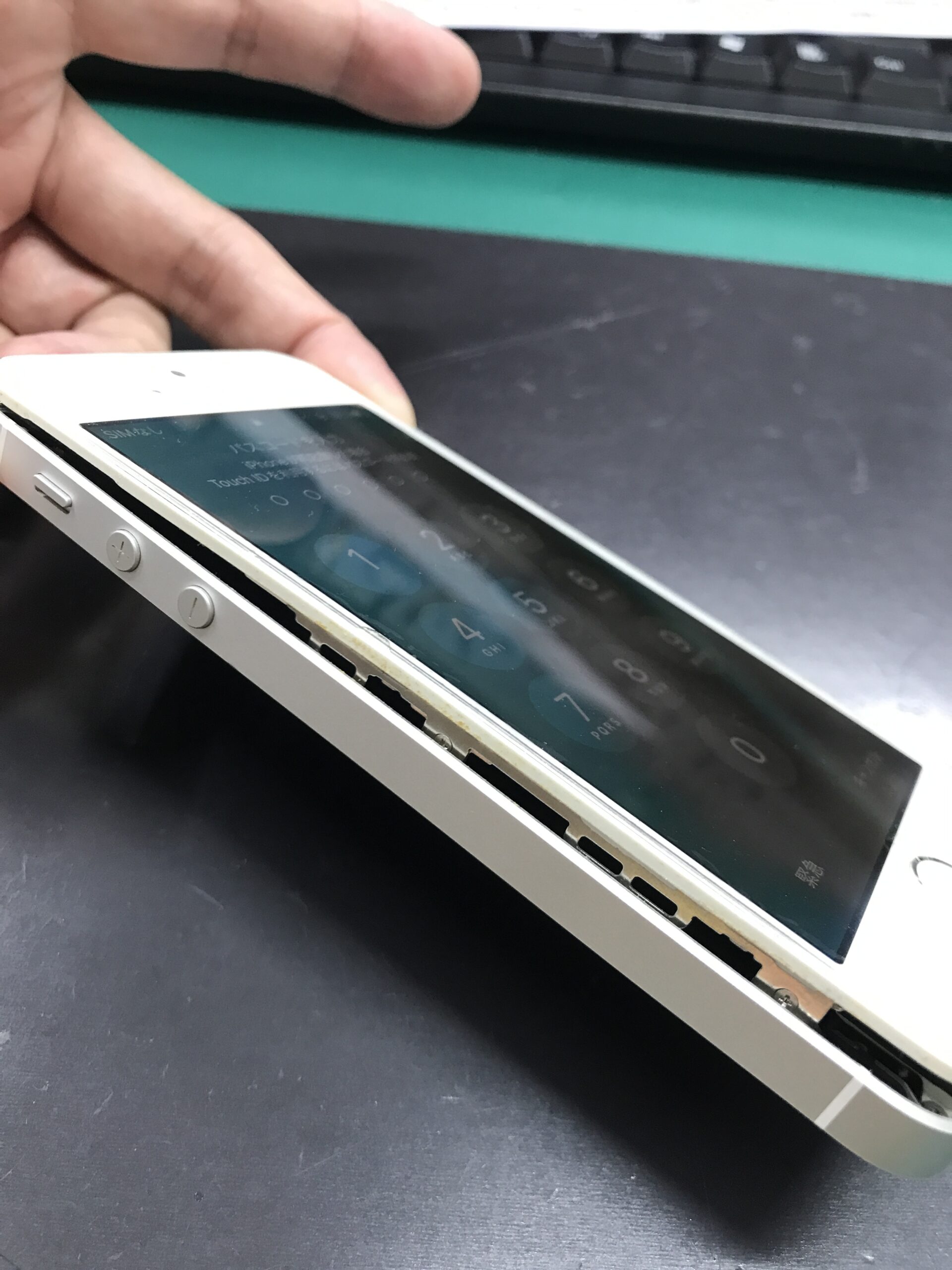 危険】初代iPhone SEの画面が浮いてきた？それはバッテリー膨張かも