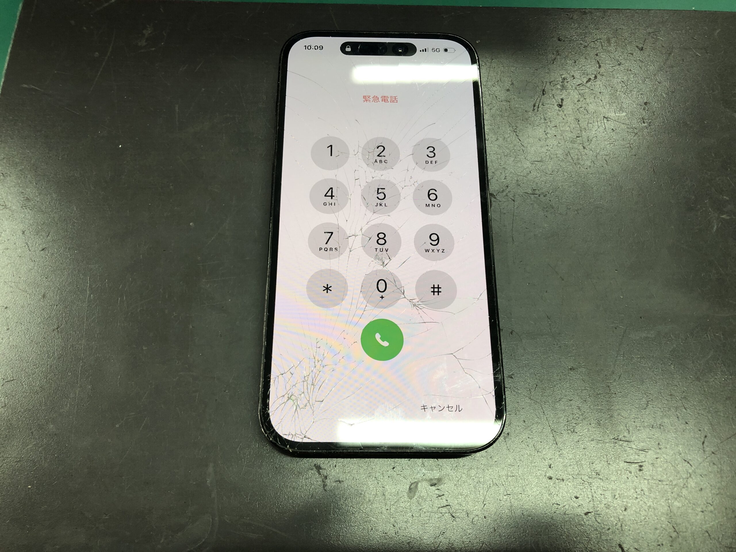 iPhone14 Pro】バキバキに割れた画面！落とした衝撃の大破でもデータ