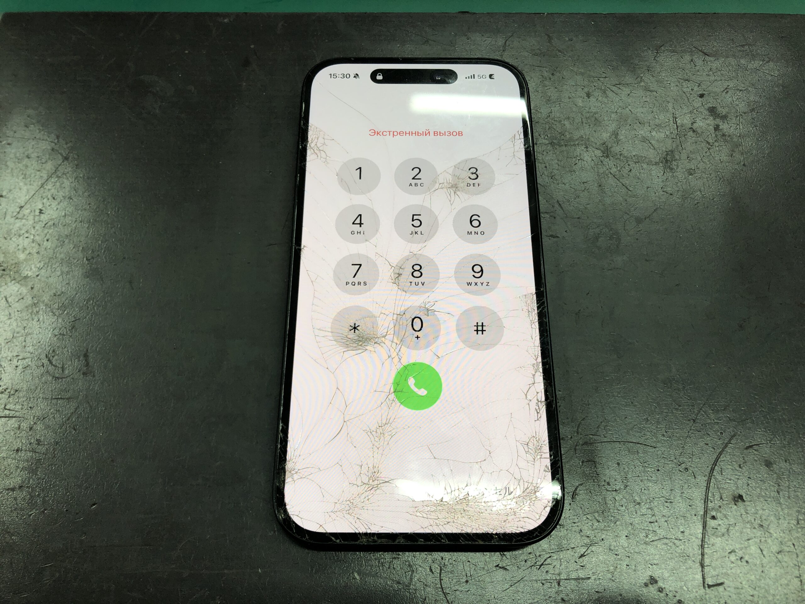 iPhone16】画面がバキバキに割れてしまった…即日修理でデータも