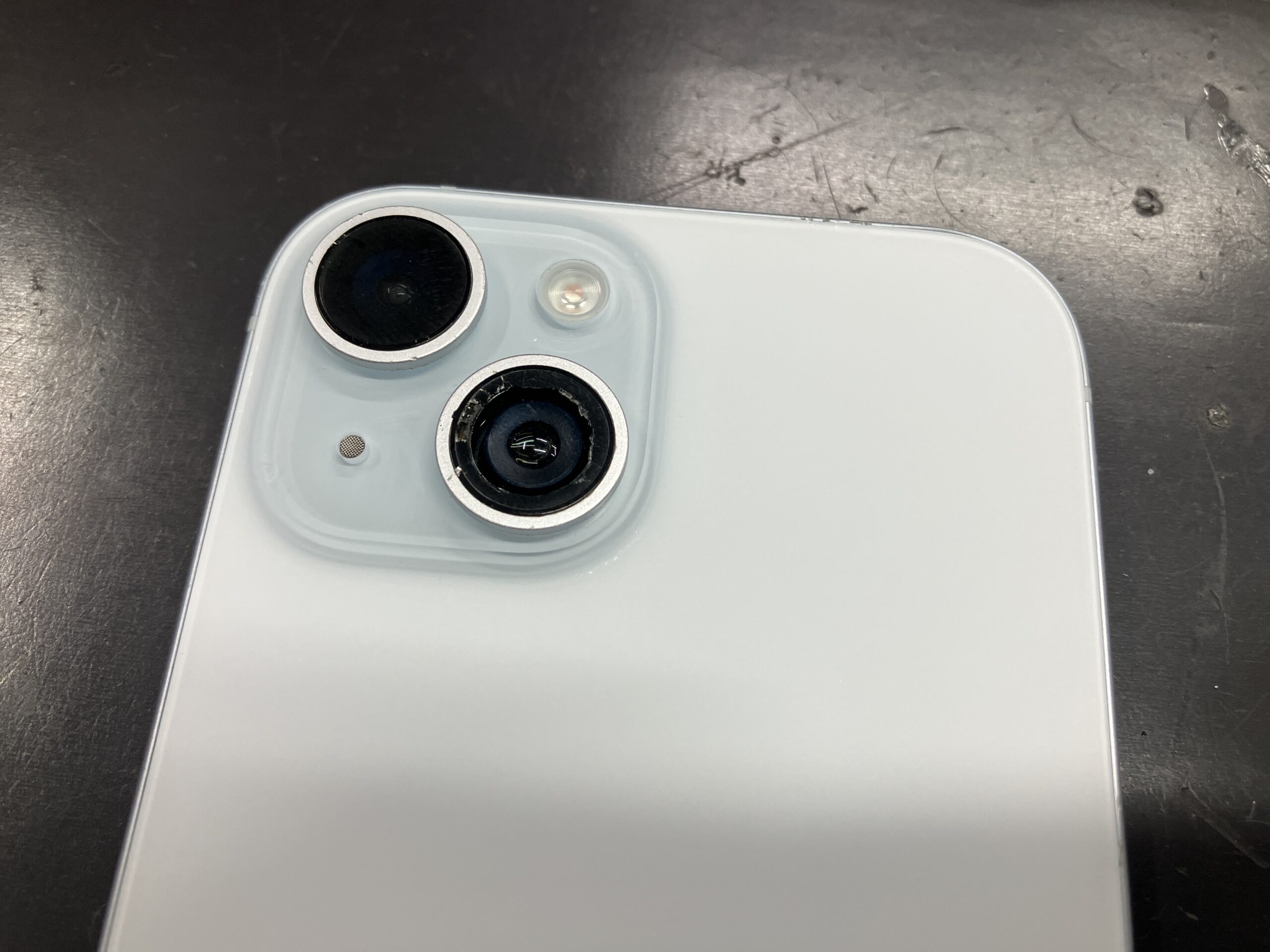 iPhone15】不運なピンポイント直撃で広角カメラレンズが破損！データ
