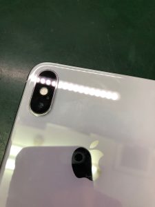 カメラに黒い斑点が それ ゴミではなくカメラの劣化です Iphone Xsのカメラ交換修理の事例 スマホスピタル渋谷
