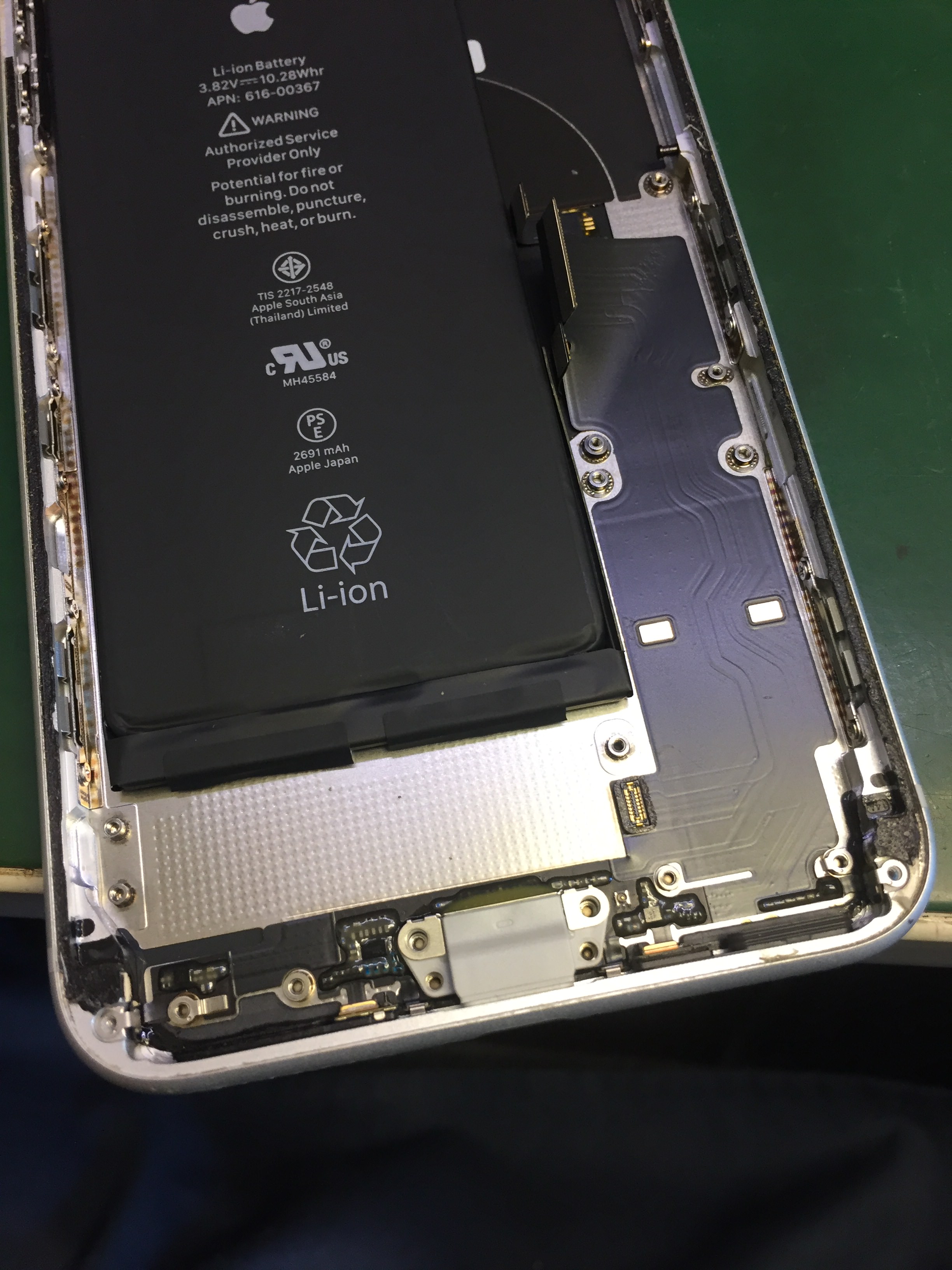 充電の反応がなくなった Iphone8plusのドックコネクター を即日で修理 スマホスピタル渋谷