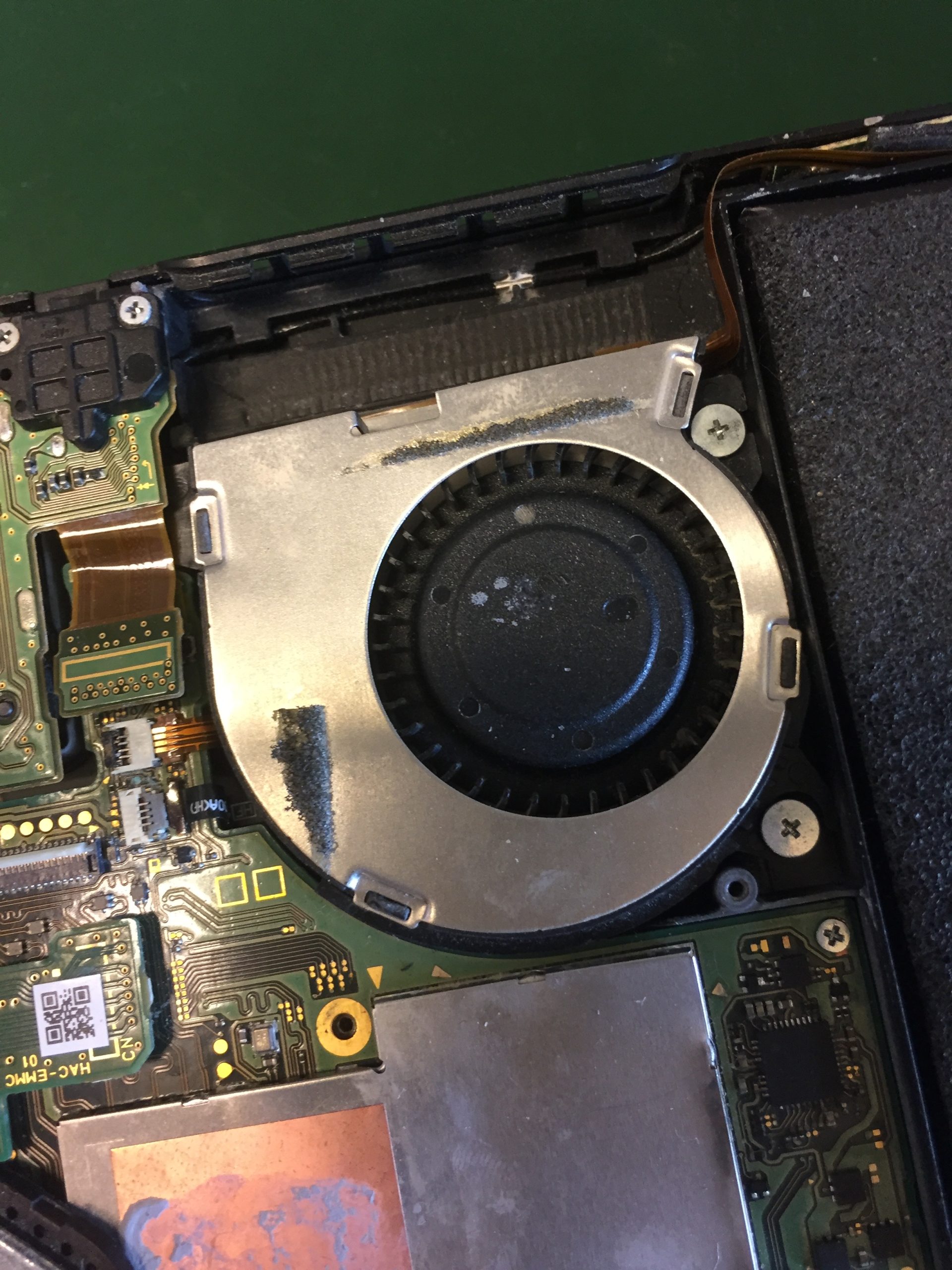 Switch がアツアツ！Nintendo Switch の冷却ファン交換修理。 スマホスピタル渋谷店の修理速報