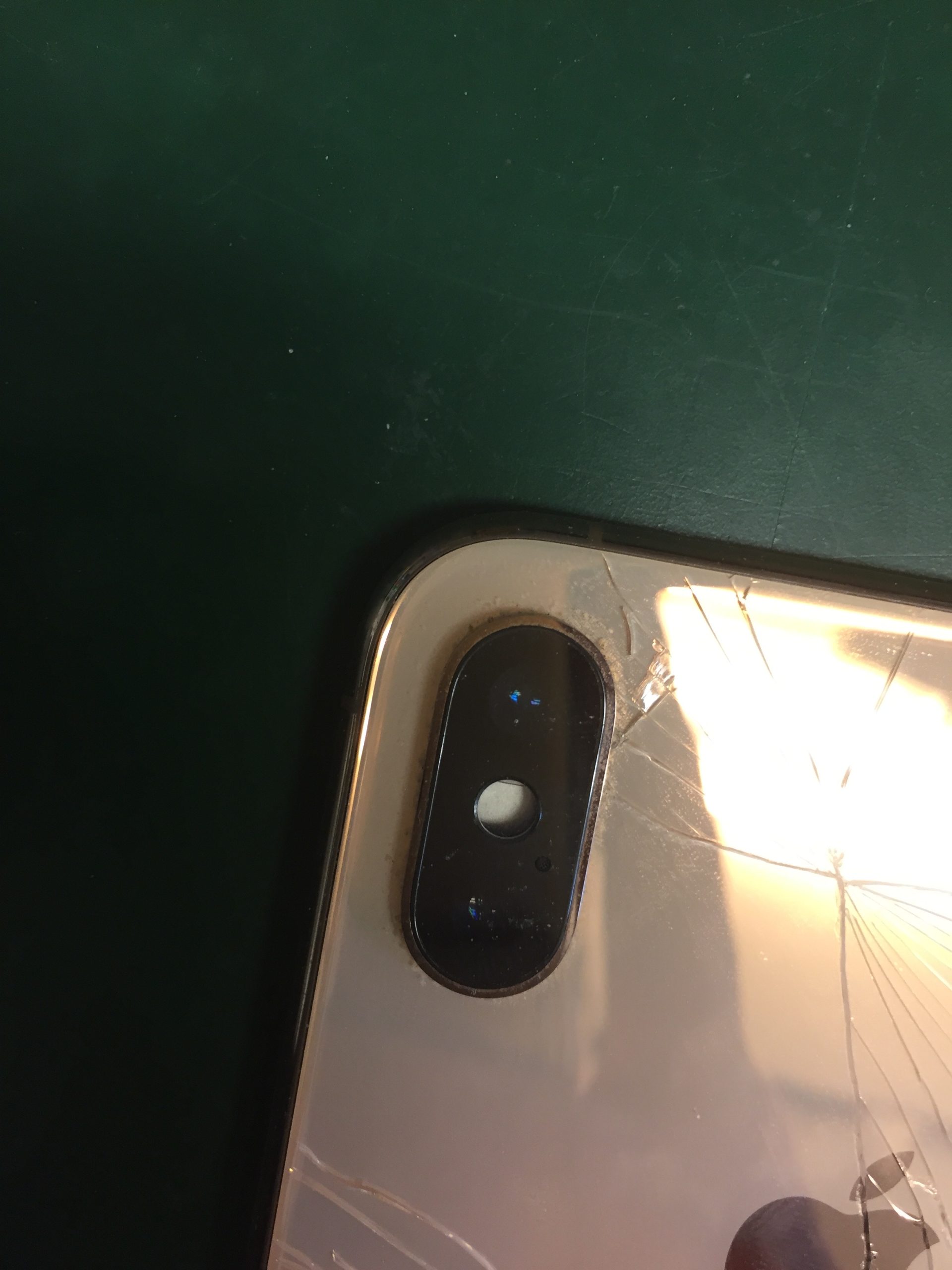 カメラを起動しても真っ暗で何も映らない。iPhoneXSのバック
