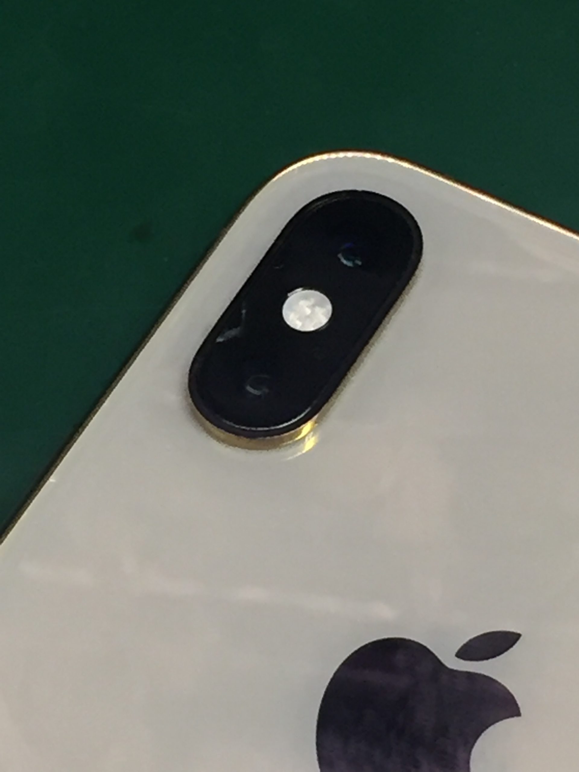 表も裏も割れてないのにカメラが・・・iPhoneXSカメラレンズ修理